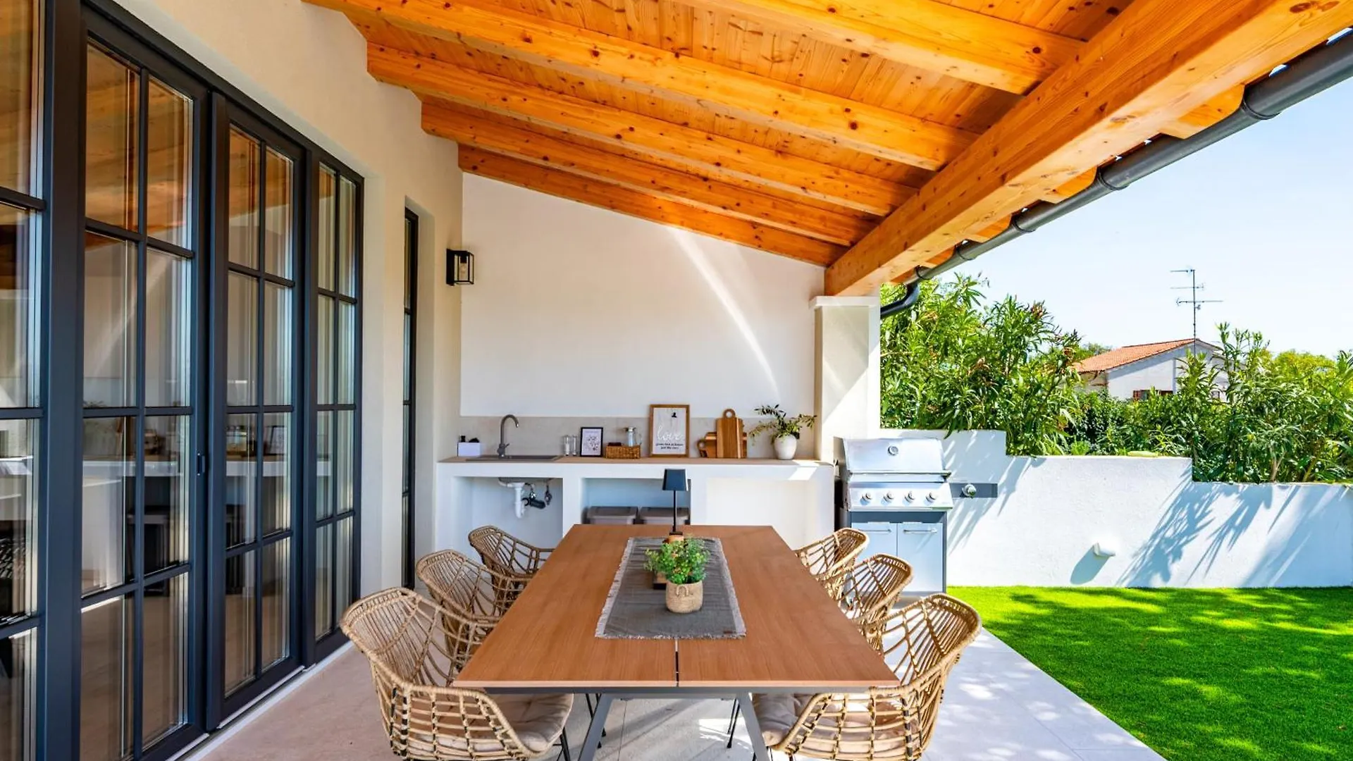 Villa Vista - New Entry 2025